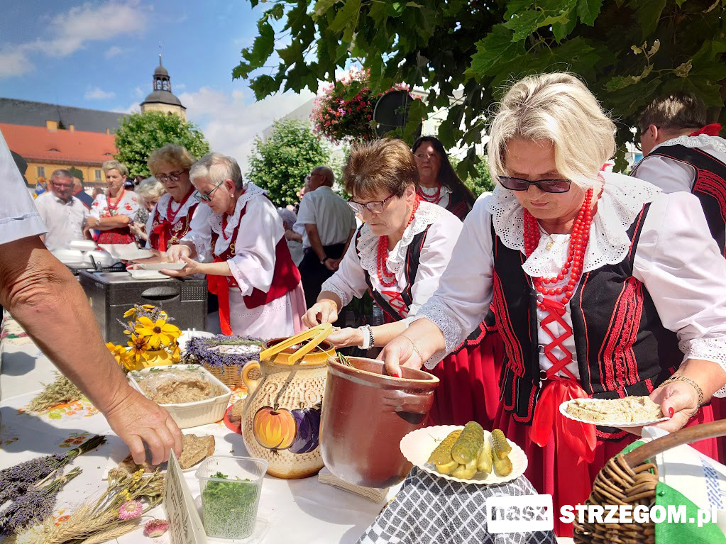 Barwny polonez i międzynarodowa biesiada z folklorem  